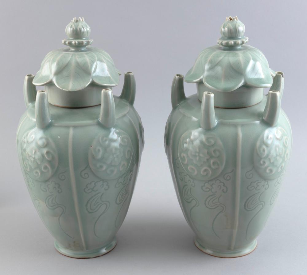 PAIR OF CHINESE LONGQUAN CELADON 35125f