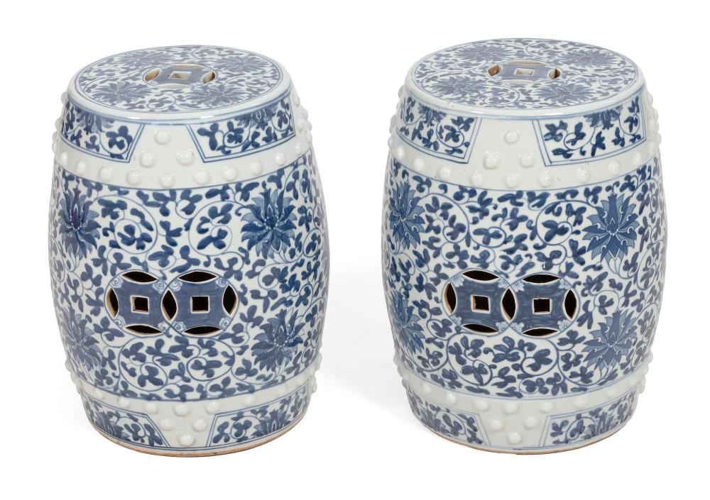 PAIR OF DIMINUTIVE BLUE AND WHITE 34fd35