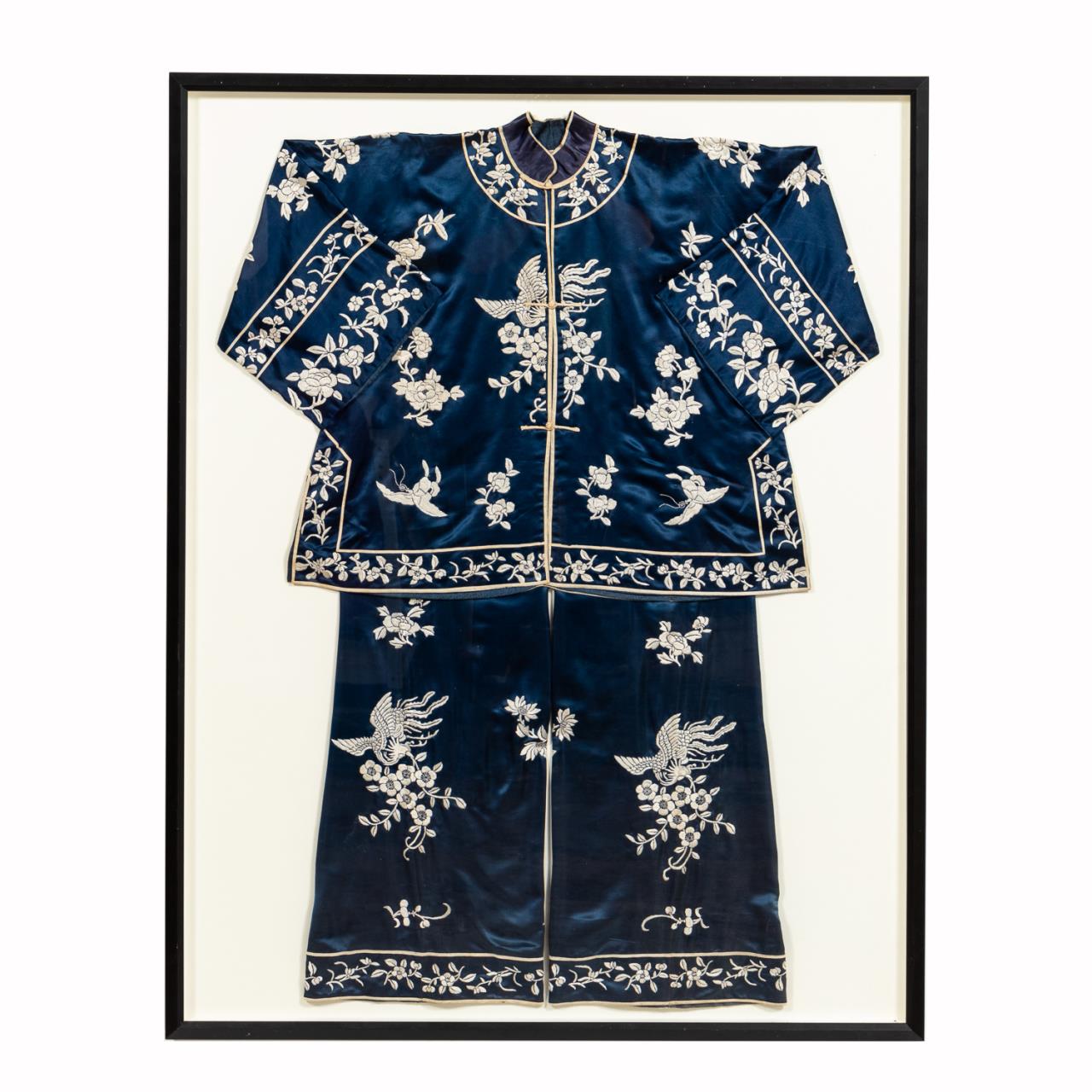 CHINESE FRAMED BLUE EMBROIDERY 35d810