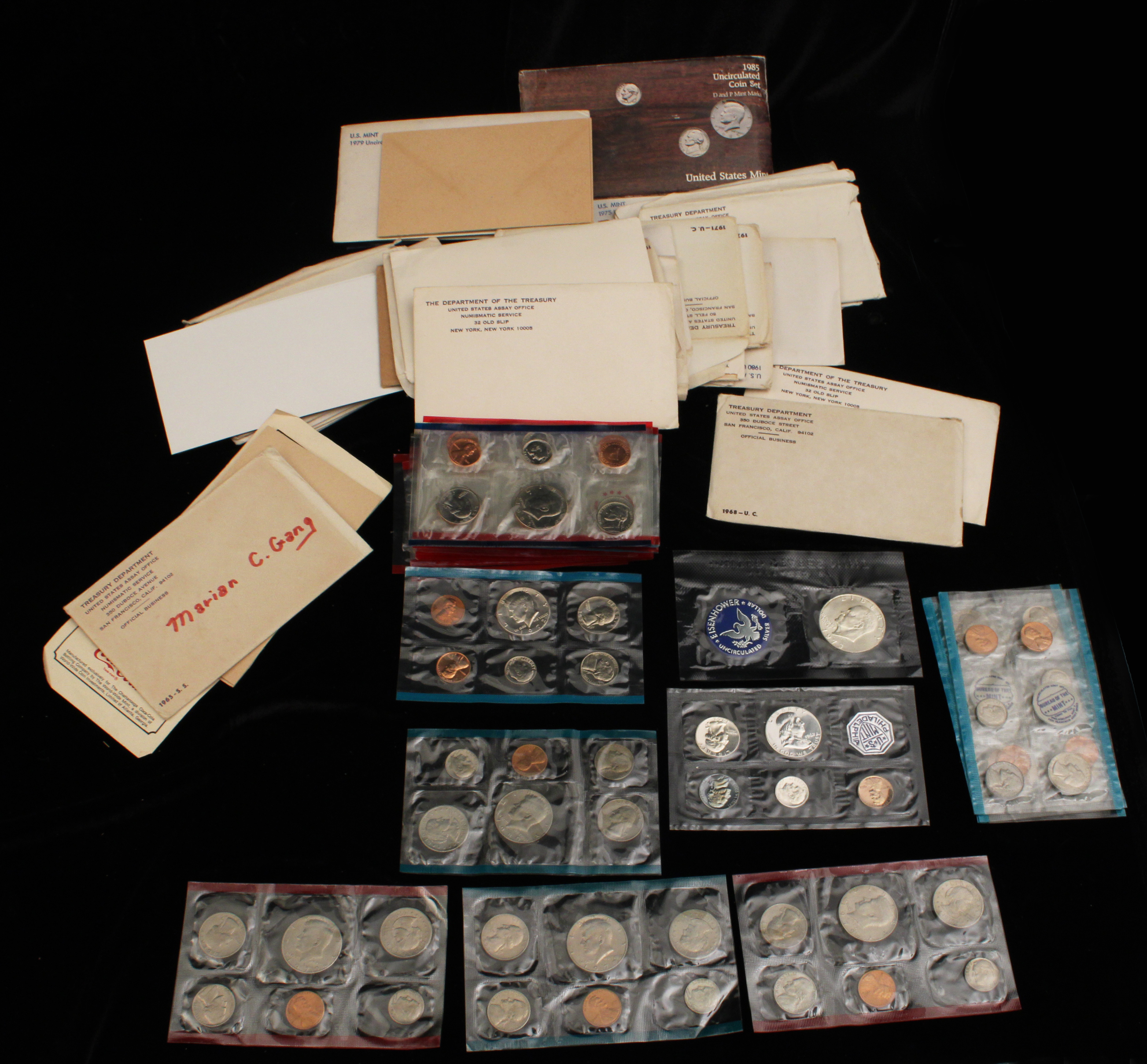 LOT OF UNCIRCULATED SETS OF COINS 35f15b