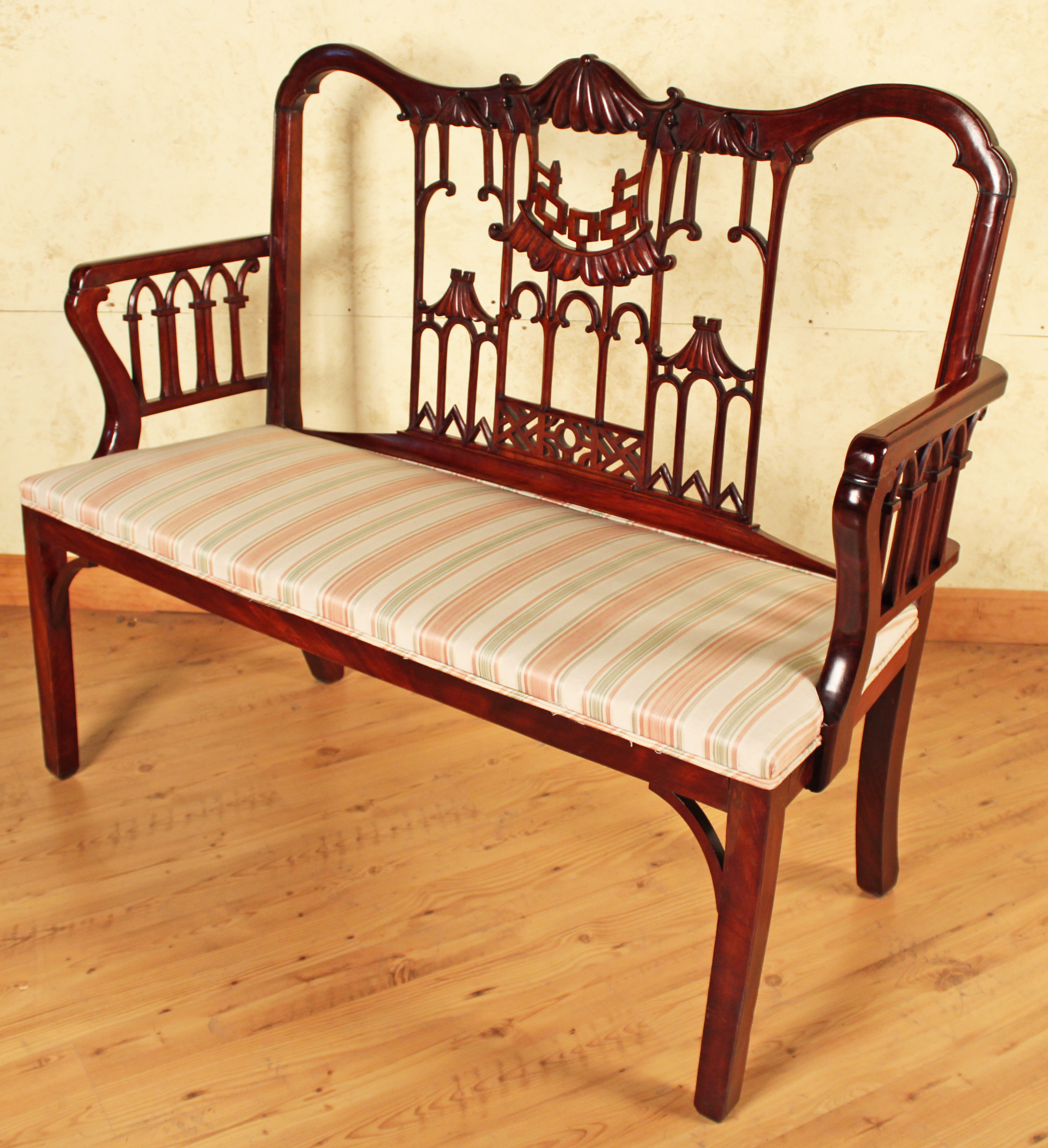 CHINESE CHIPPENDALE STYLE SETTEE 35f179