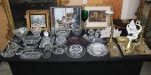 TABLE LOT OF GLASS AND DECORATIVE ARTS