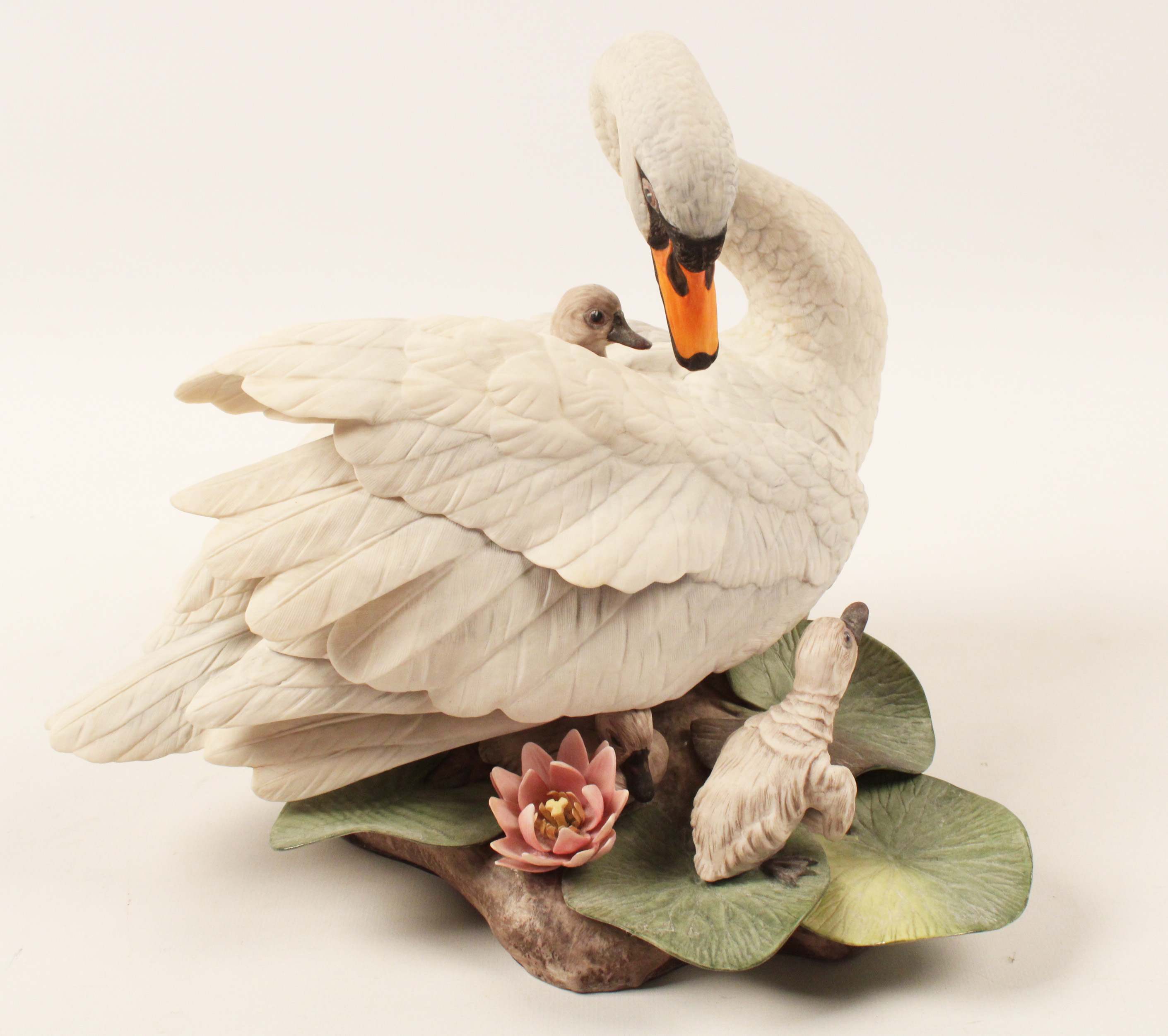 MUTE SWAN WITH GOSLINGS PORCELAIN 35f483