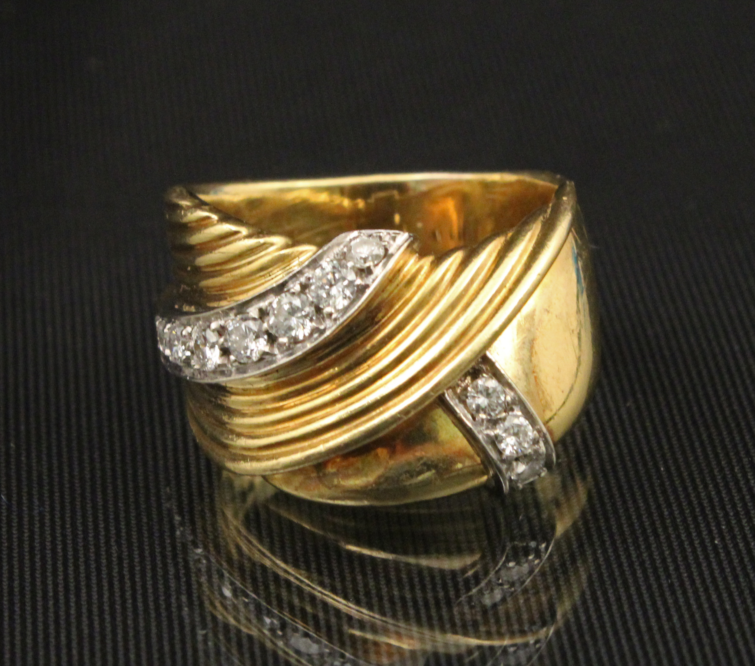 18K YELLOW GOLD AND DIAMOND RING  35e8d5