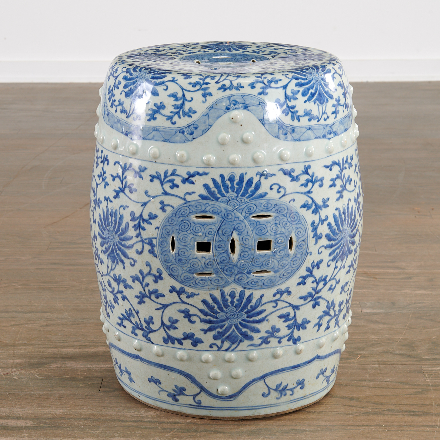 CHINESE BLUE AND WHITE GARDEN SEAT 362582