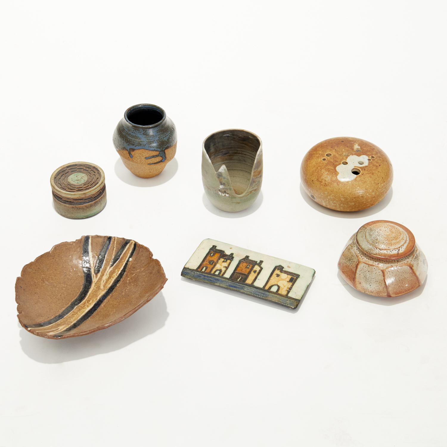 GROUP SIGNED STUDIO POTTERY OBJECTS 3608de