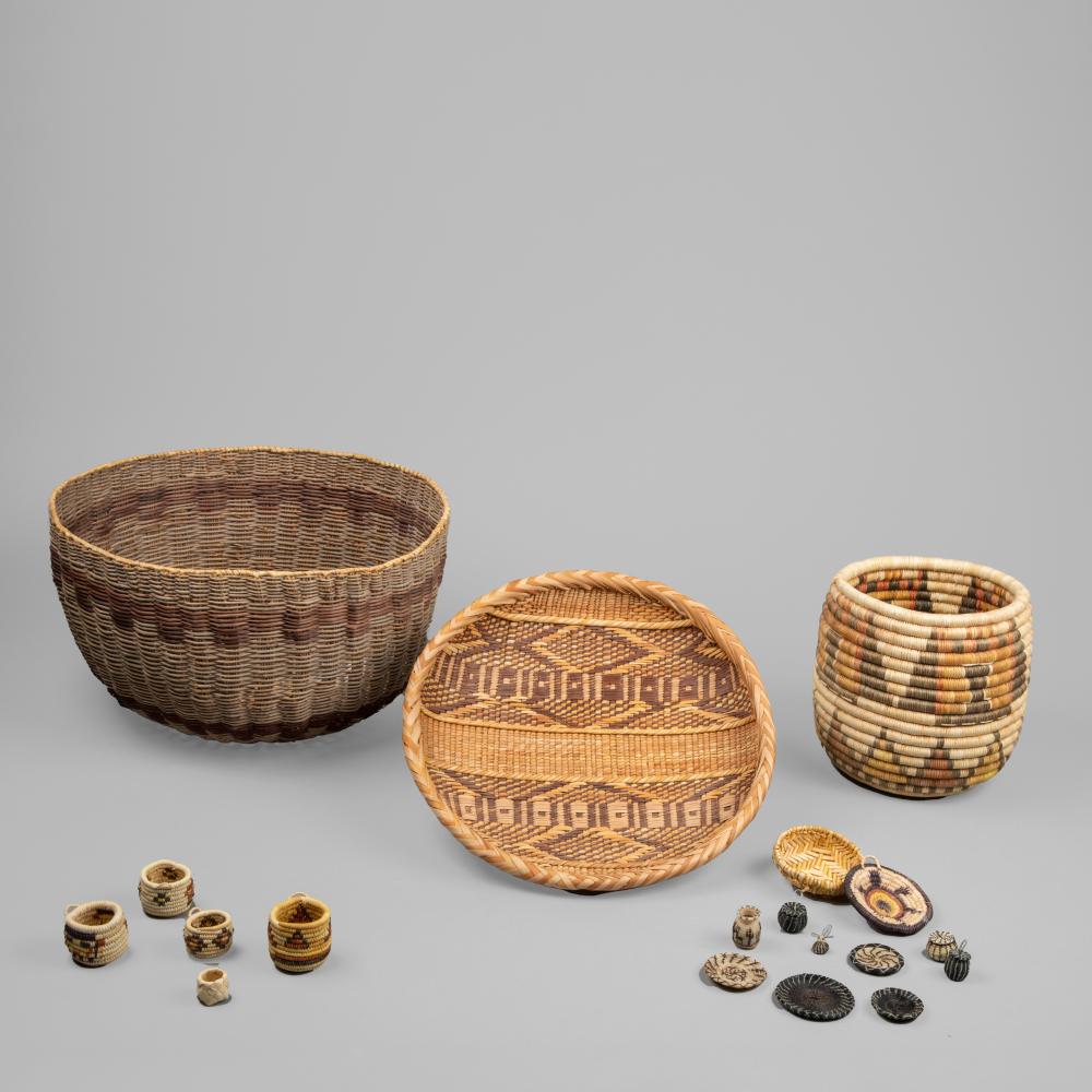 GROUP OF EIGHTEEN BASKETS AND MINIATURE 363134