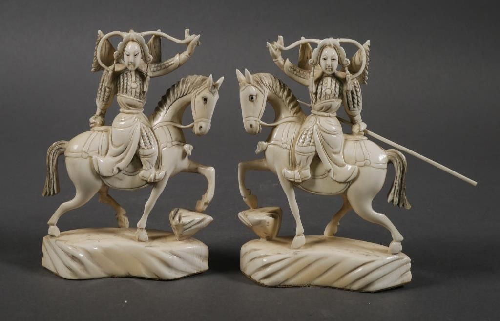 ANTIQUE IVORY PAIR OF KNIGHT CHESS
