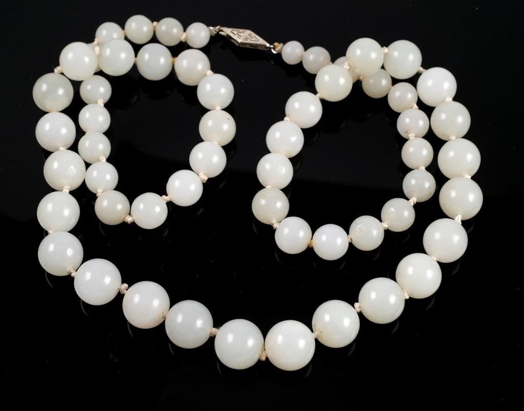 CHINESE WHITE JADE BEAD NECKLACE 365fb7