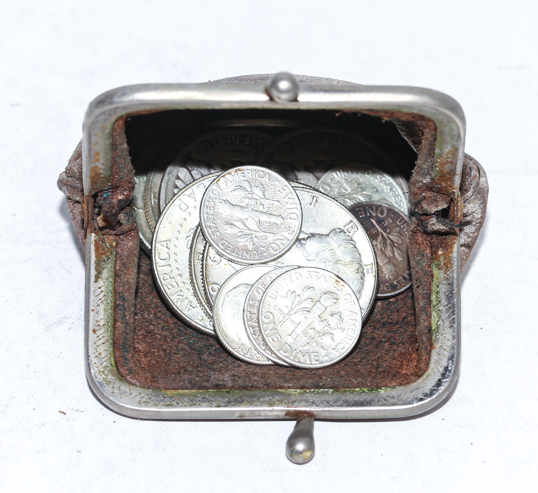 US SILVER COINS IN OLD CHANGE PURSE 369d65