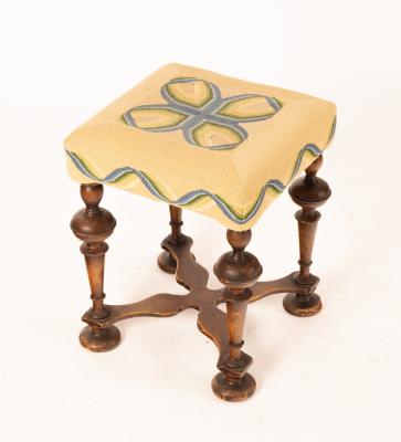A walnut stool William and Mary 36c177