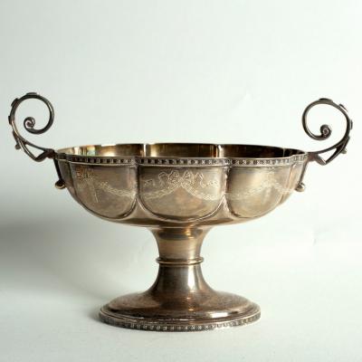 A silver oval octofoil pedestal 36d809