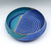 CONTEMPORARY ARTIST SIGNED POTTERY BOWL:
