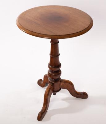 A Victorian walnut tripod table  36c828