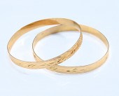 PAIR OF ETCHED 18K GOLD BANGLES: Etched