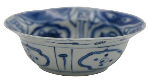 SMALL CHINESE BLUE AND WHITE PORCELAIN 375079