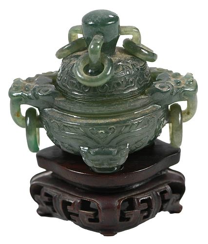 A SMALL CHINESE CARVED GREEN JADE 37932c
