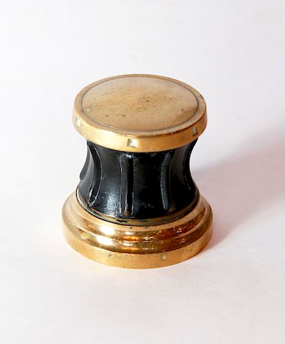 19TH CENTURY BRASS AND WOOD CAPSTAN 37ffb2