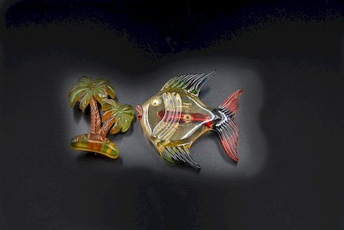 2 LUCITE BAKELITE PINS FISH AND 37dcec