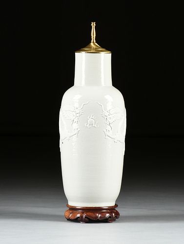 A CHINESE WHITE GLAZED ROULEAU 38101d