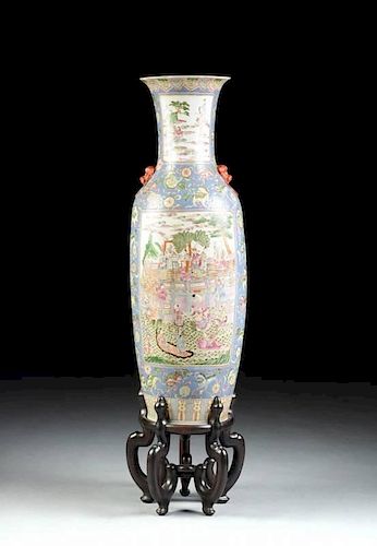 A LARGE CHINESE FAMILLE ROSE VASE  381ca9