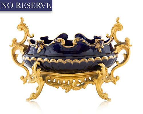 A FRENCH ORMOLU MOUNTED PORCELAIN 38049f