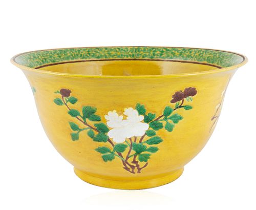A LARGE CHINESE PORCELAIN BOWL  380500