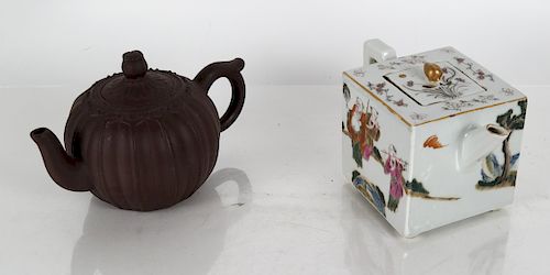 TWO CHINESE TEAPOTSTwo Chinese 38808c