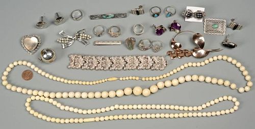 ASSORTED GROUPING OF JEWELRYAssorted 389d71
