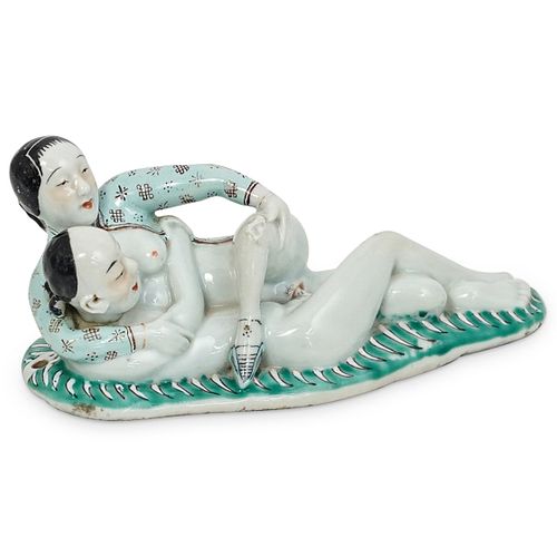 19TH CENT CHINESE EROTIC PORCELAIN 38d42b