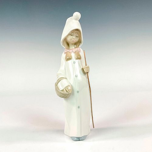 GIRL WITH BASKET 100678 - LLADRO