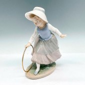 GIRL WITH HOOP - NAO BY LLADRO PORCELAIN