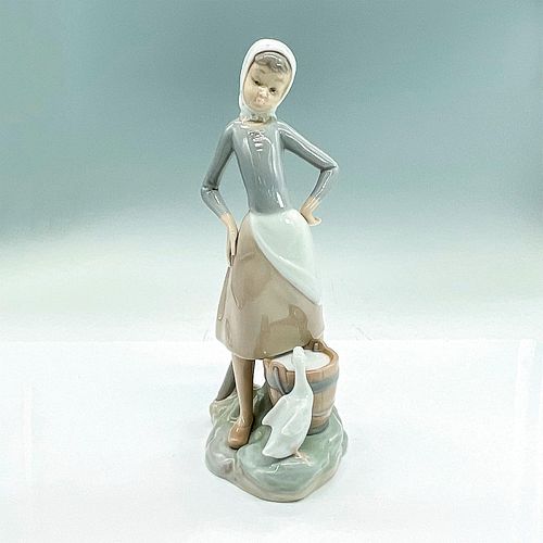 GIRL WITH MILK PAIL 1004682 LLADRO 39236a