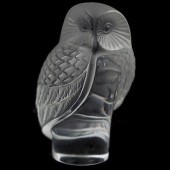 LALIQUE CRYSTAL OWL PAPERWEIGHTDESCRIPTION: