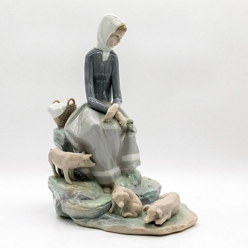 GIRL WITH PIGLETS 1004572 LLADRO 396692