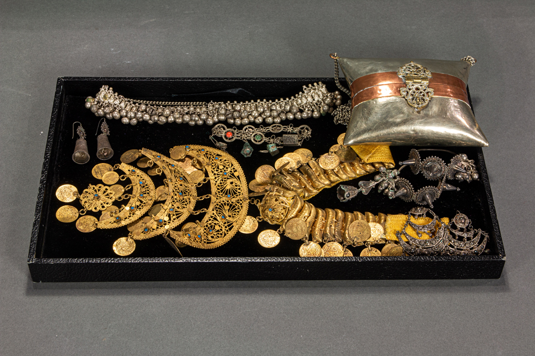 ETHNIC JEWELRY LOT A PERSIAN GILT 3a0d00