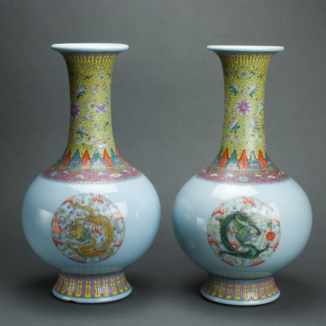 A PAIR OF CHINESE FAMILLE ROSE 3a0f5c