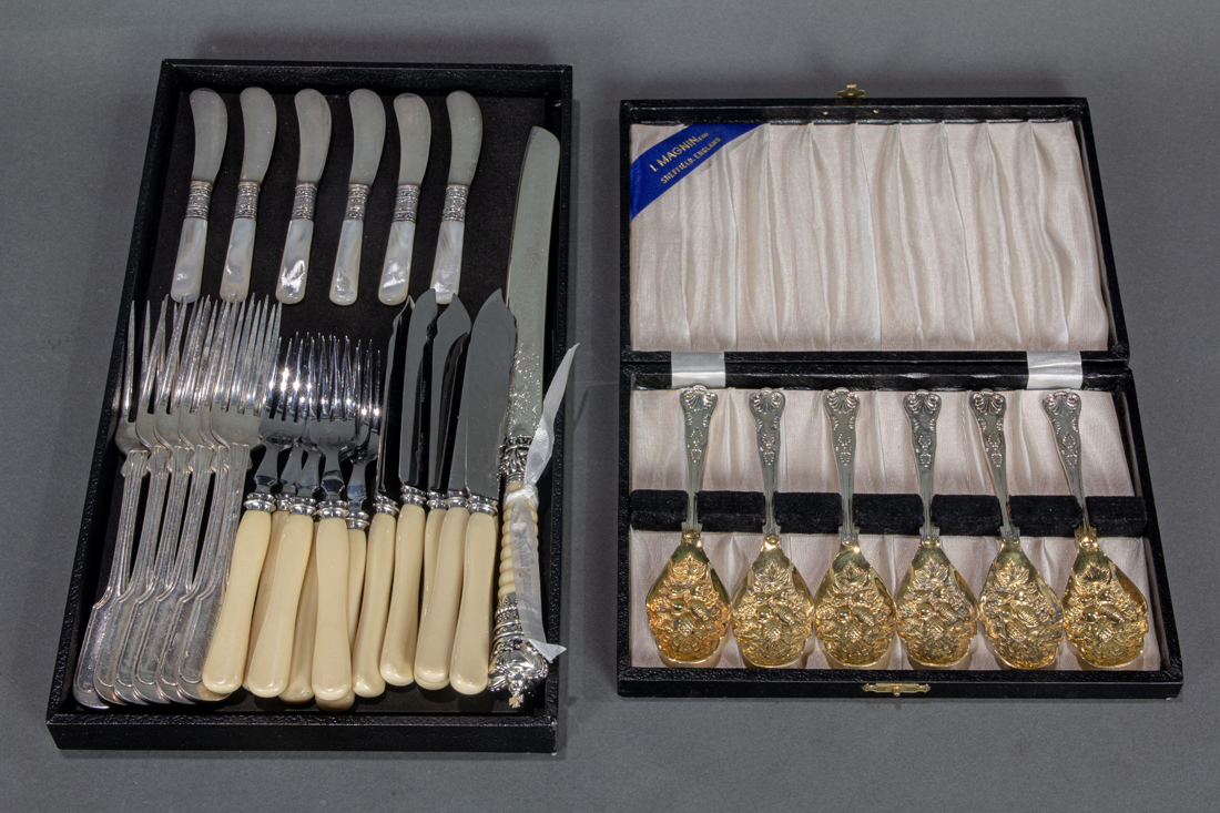 LOT OF MOSTLY PLATED FLATWARE Lot 3a10e5