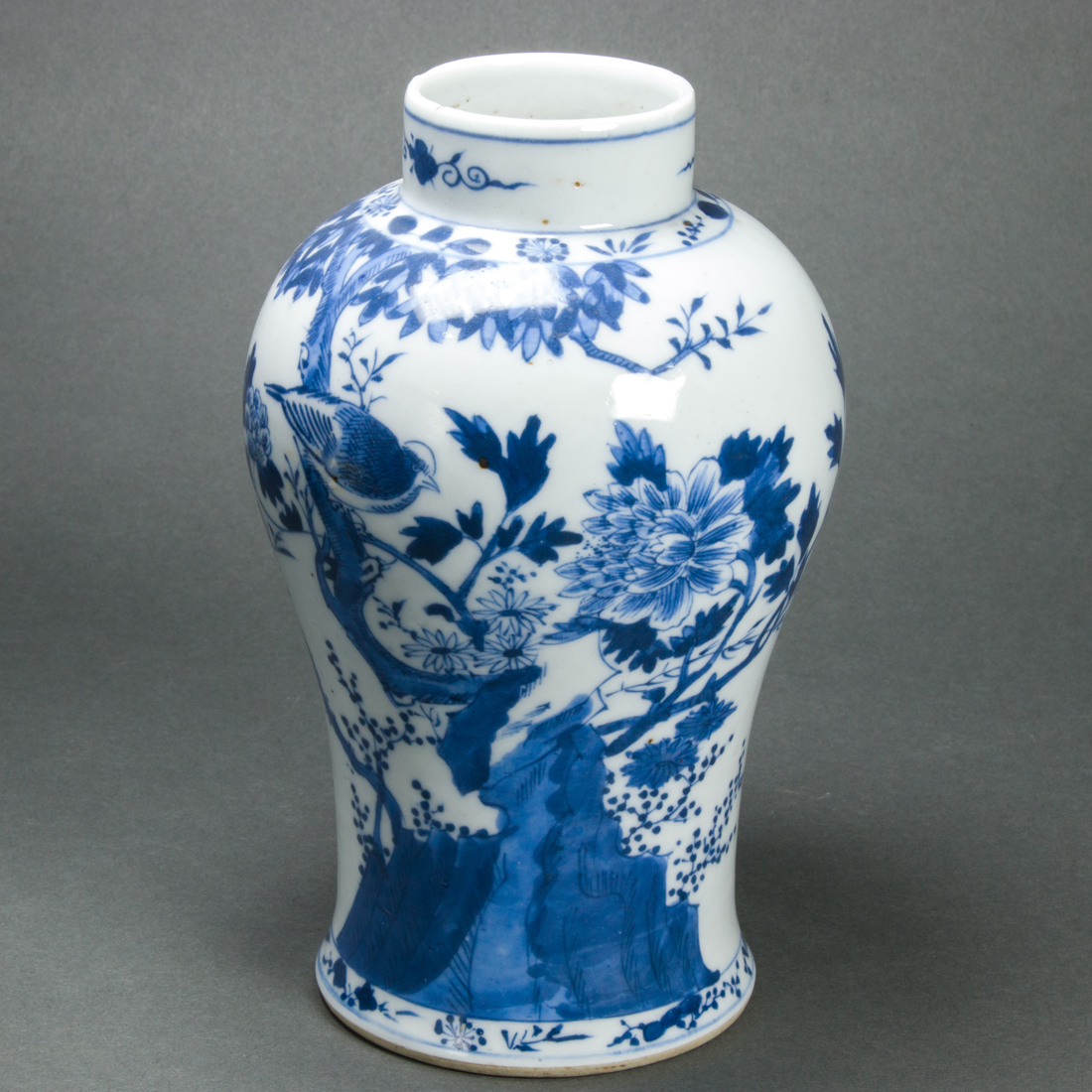 CHINESE UNDERGLAZE BLUE VASE Chinese 3a15a2