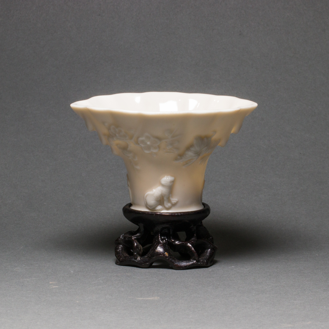 CHINESE DEHUA MOLDED LIBATION CUP 3a15a7