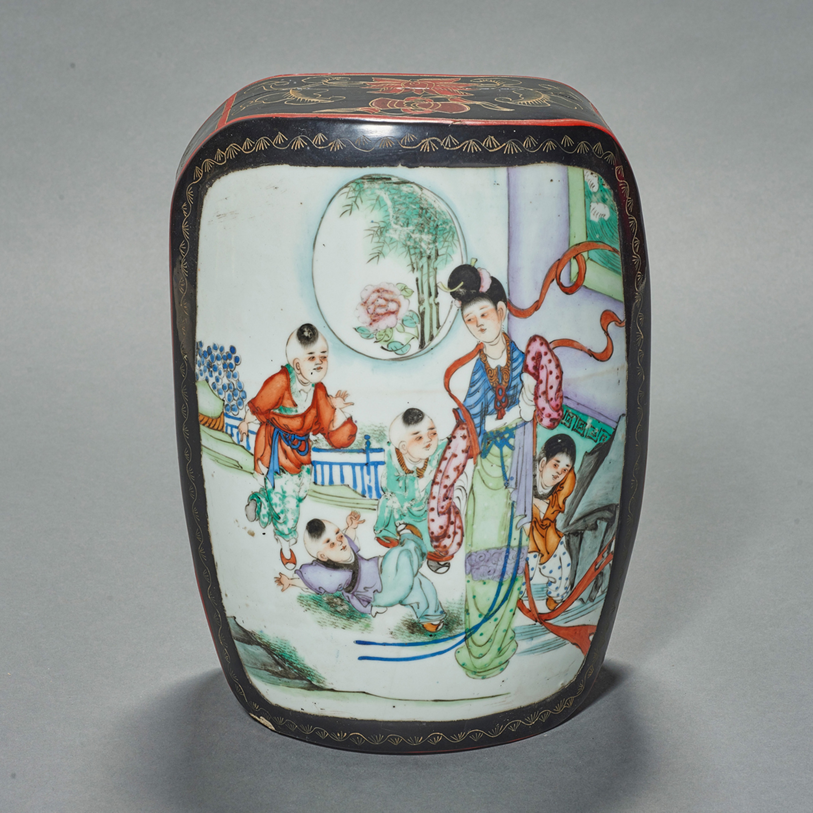 CHINESE LACQUERED BOX WITH PORCELAIN 3a376d