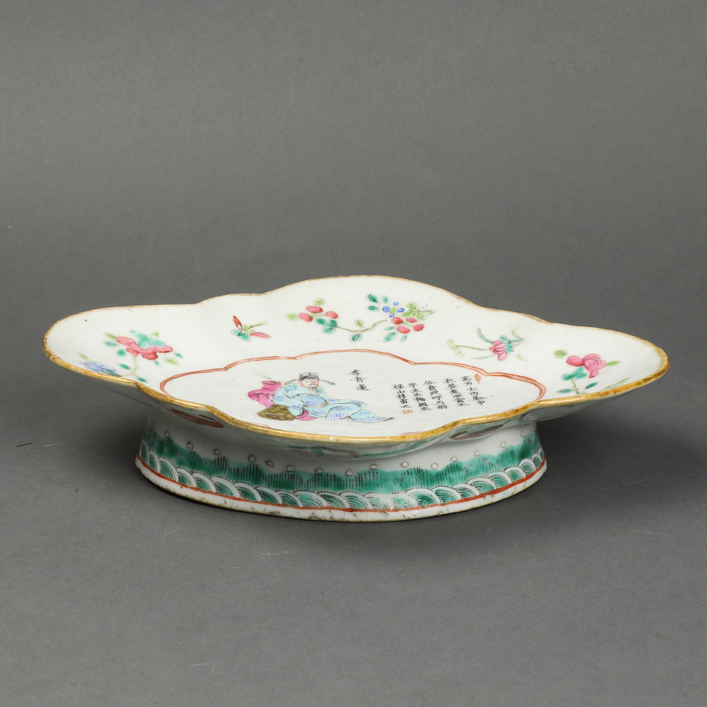 CHINESE FAMILLE ROSE FOOTED DISH 3a3778