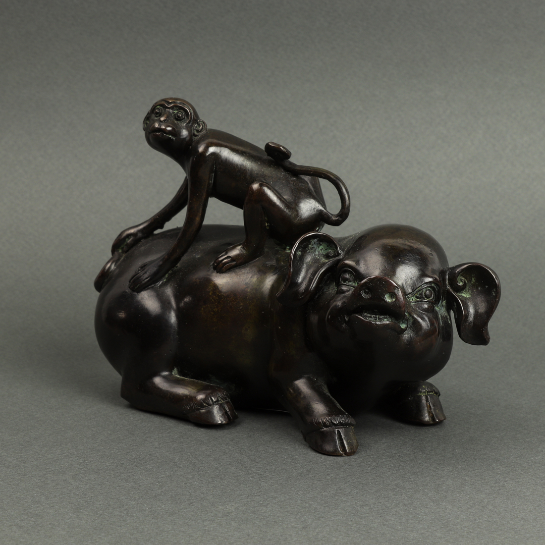 CHINESE BRONZE FIGURE OF A MONKEY 3a3c04