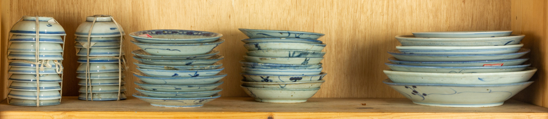 SHELF OF CHINESE BLUE AND WHITE 3a3c8d