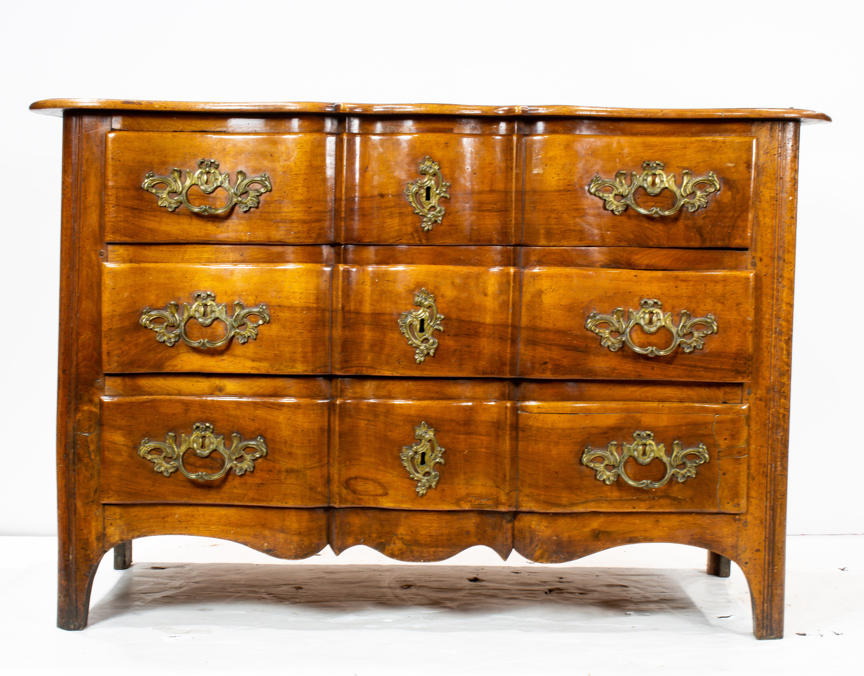 A FRENCH PROVINCIAL LOUIS XV COMMODE 3a45ae