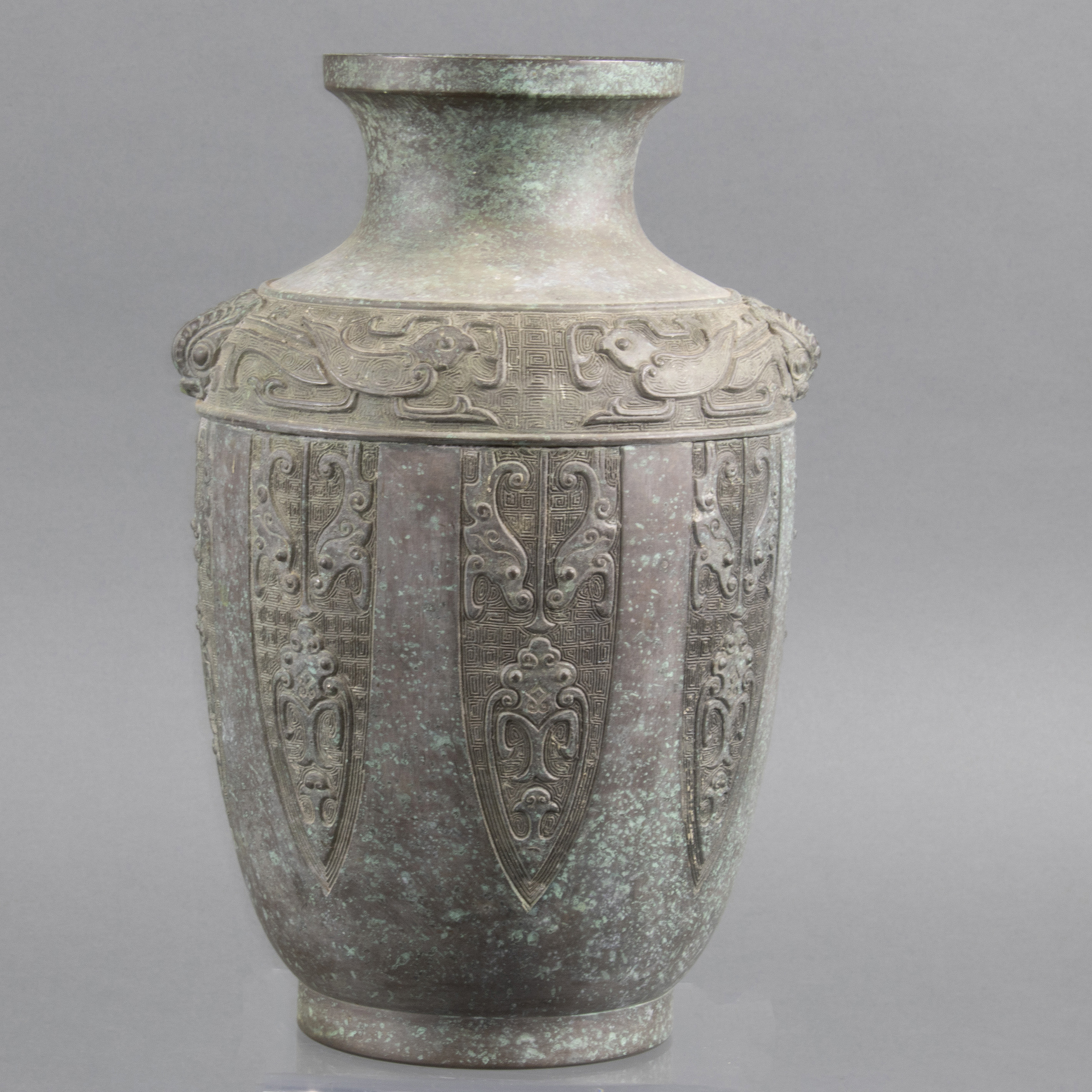 CHINESE ARCHAISTIC BRONZE VASE 3a47f2