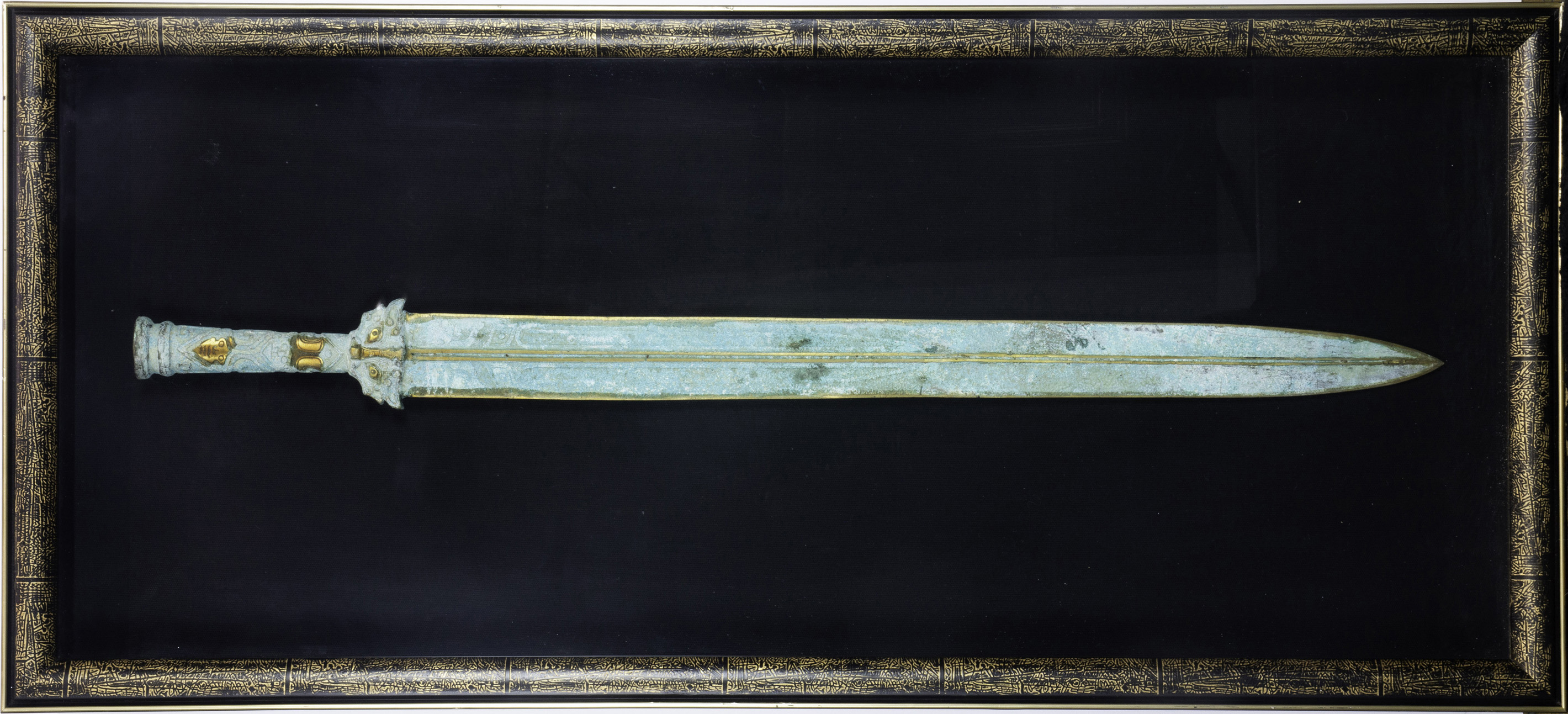 A CHINESE ARCHAISTIC STYLE SWORD 3a486f