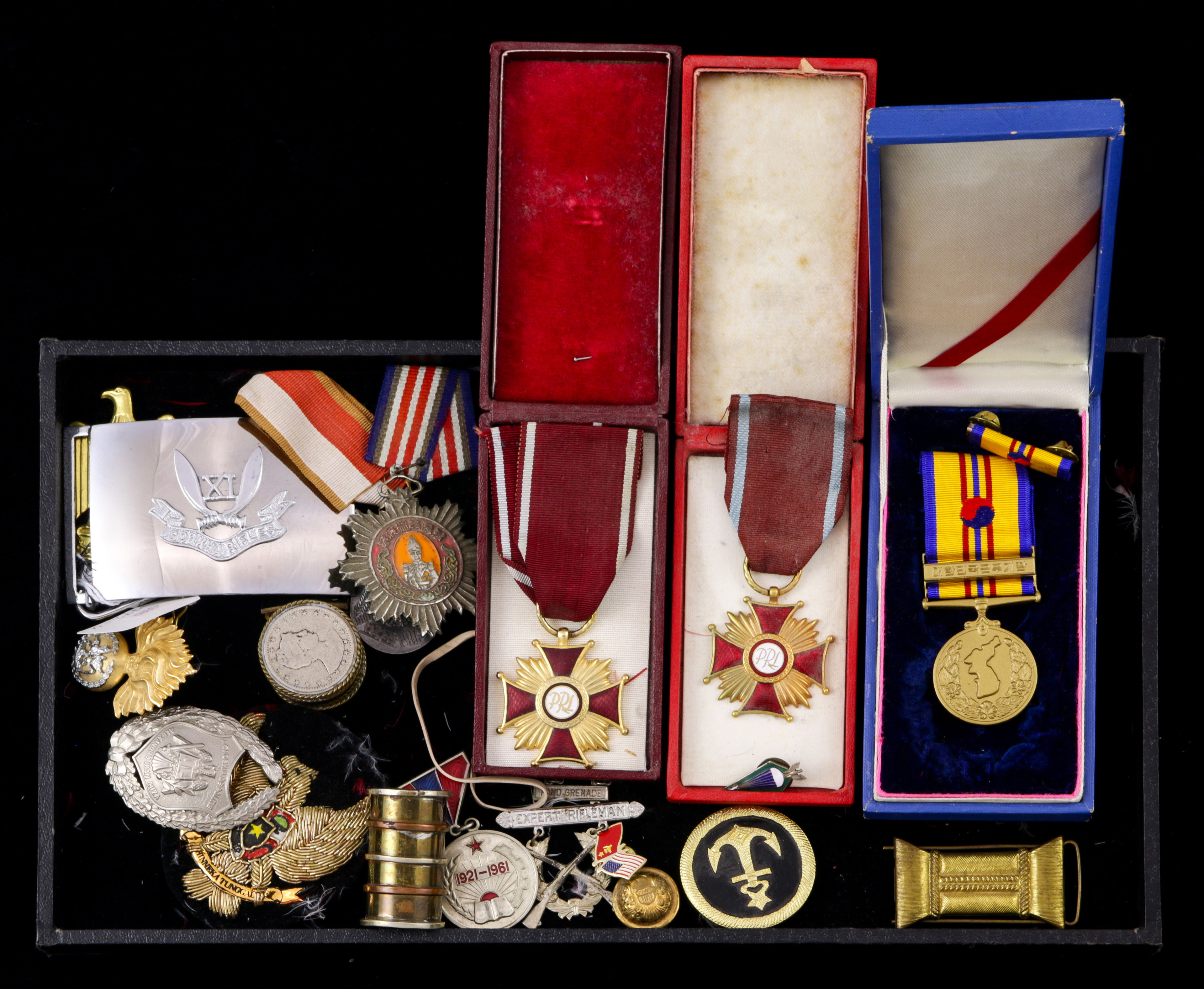 A COLLECTION OF MILITARY MEDALS 3a63ba
