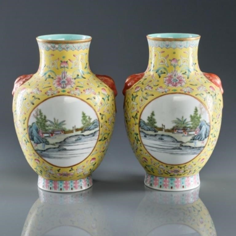 PAIR OF CHINESE FAMILLE JAUNE PORCELAIN 3a870b