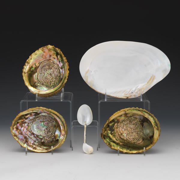 FOUR SHELL BOWLS WITH MOTHER OF 3a7582